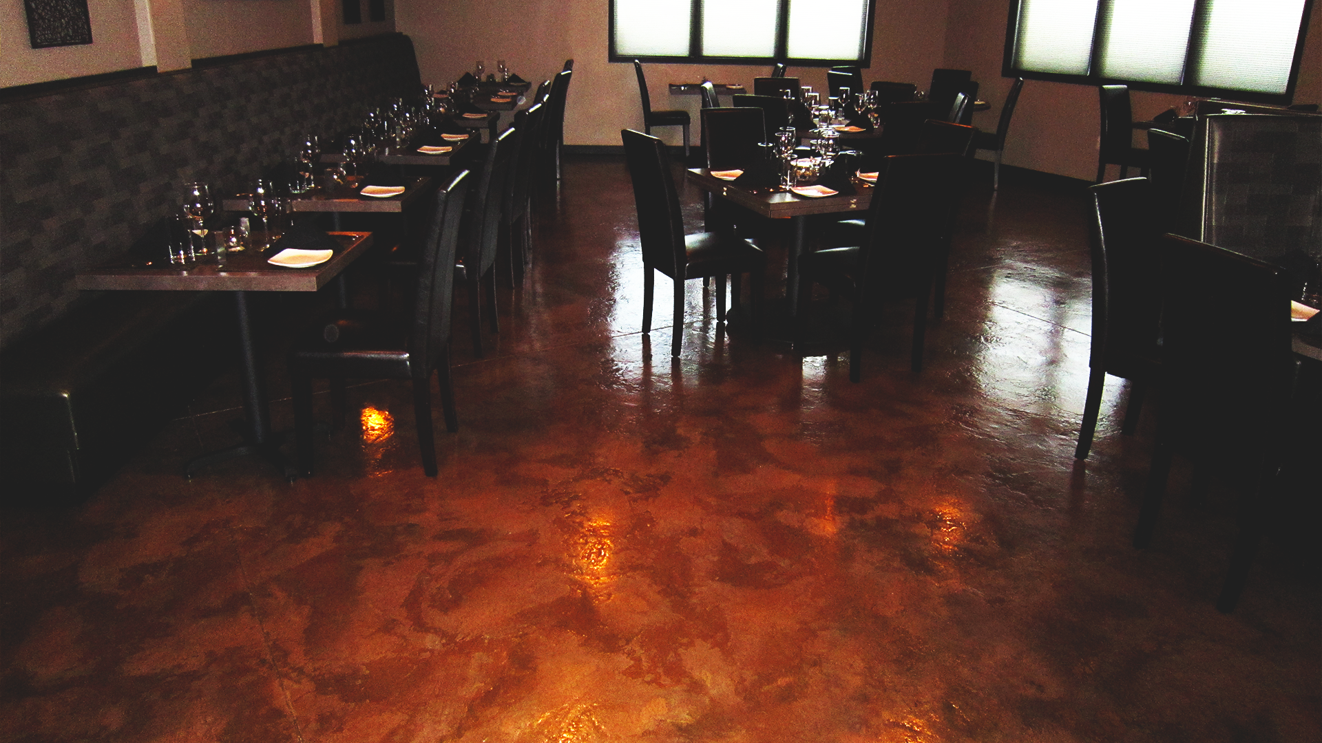 Rustic_Concrete_Wood_in_Restaurant.webp
